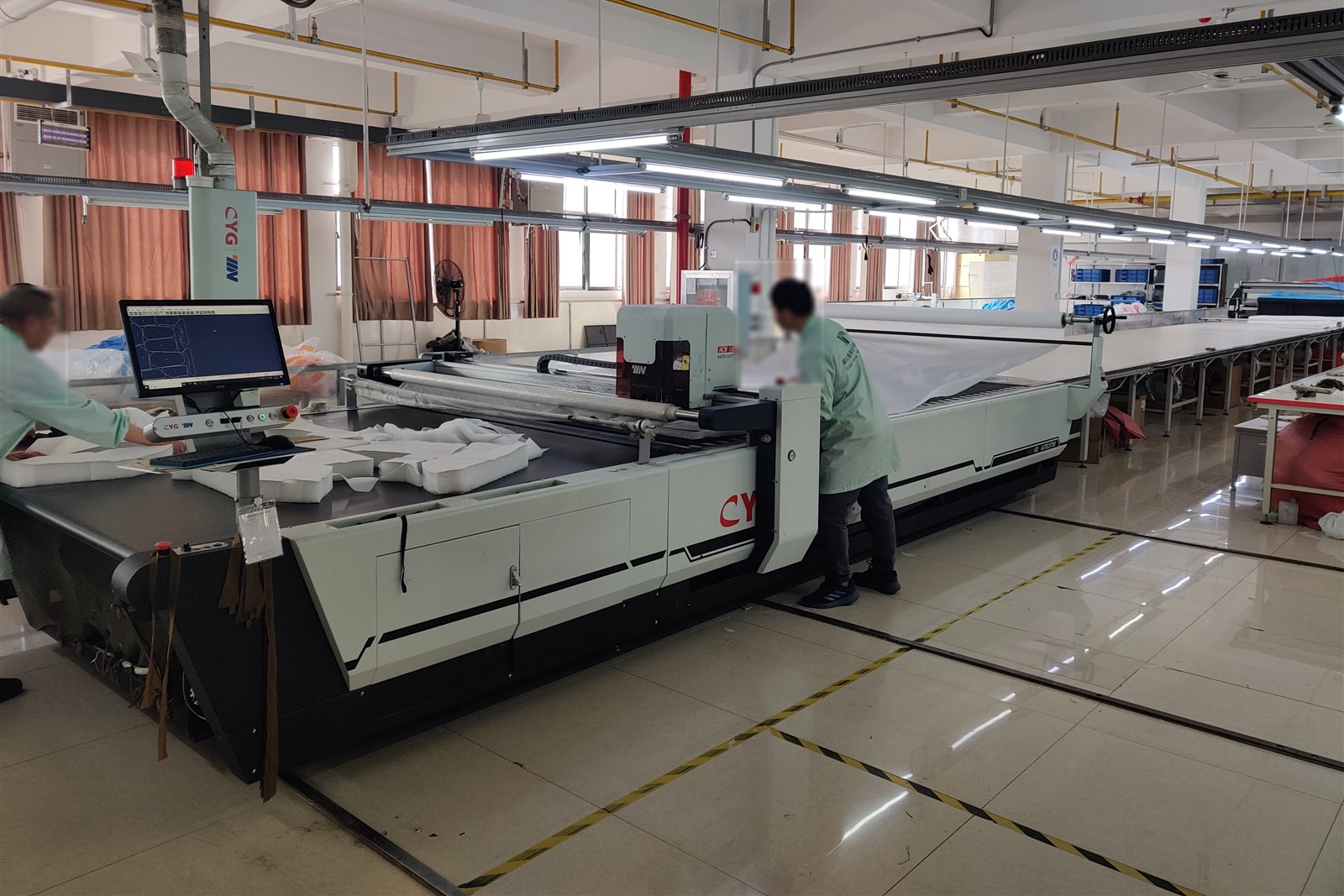Automatic fabric cutting equipment in the YALIDA factory